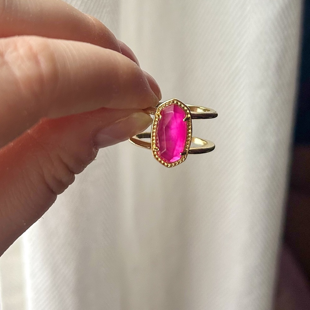 Kendra Scott Elyse Ring in gold and magenta stone size 8